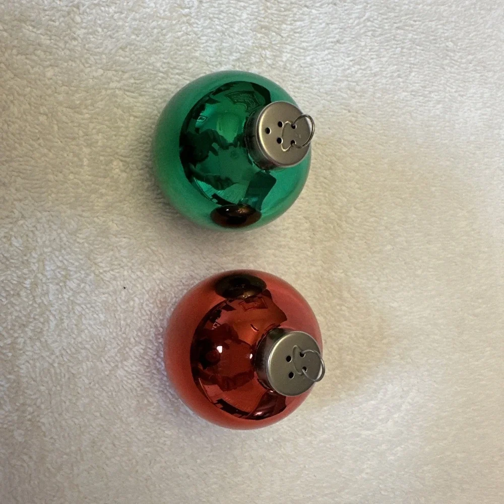 Shiny Christmas Tree Bulbs Salt &‎ Pepper Shakers 2.5 x 2